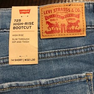 NWT Levi’s 725 High Rise Bootcut 14short W32 L30